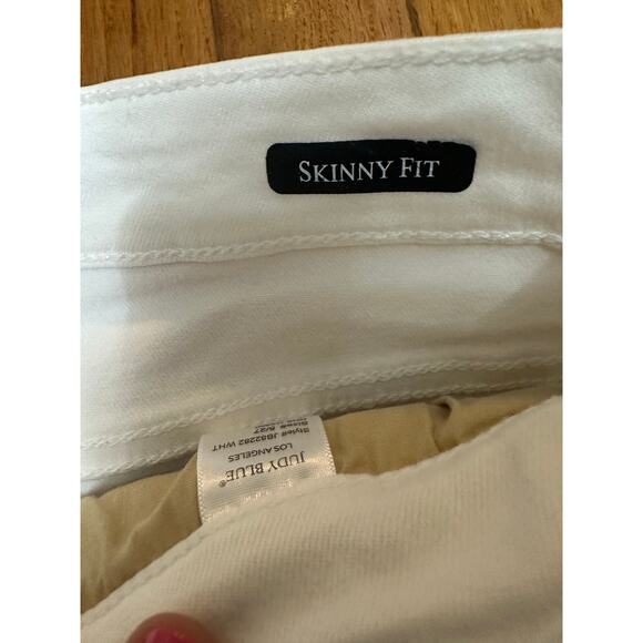 Judy Blue White Cutoff Denim Shorts Size 5/27 - Picture 6 of 9